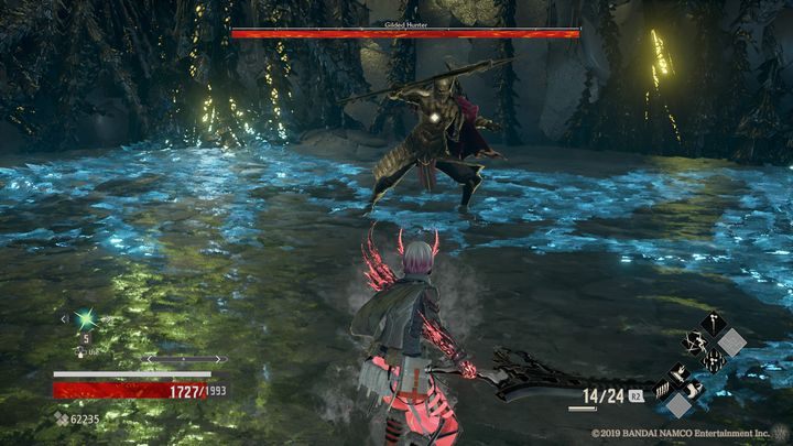 Gilded Hunter ma w swoim asortymencie wiele ataków, te od krwi sygnalizuje czerwoną poświatą, czy to na broni czy na ręce - Gilded Hunter | Boss w Code Vein - Code Vein - poradnik do gry