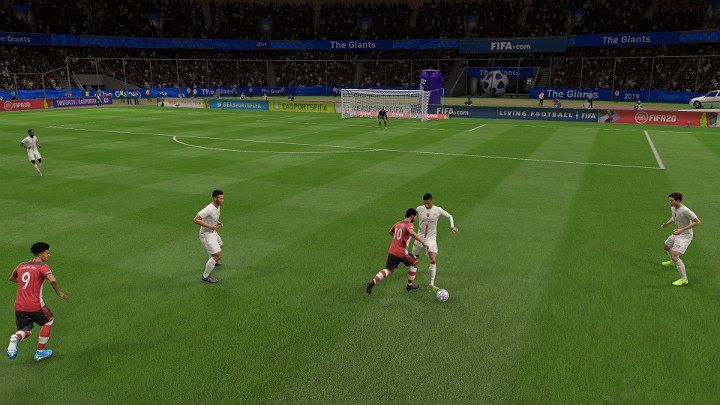 Zwykły odbiór piłki to w wielu przypadkach najskuteczniejszy i najbezpieczniejszy sposób na odzyskanie futbolówki bez konieczności narażania się na niepotrzebne ryzyko, jak w przypadku wykonywania agresywnego odbioru lub wślizgu - Podstawy gry defensywnej w FIFA 20 - FIFA 20 - poradnik do gry