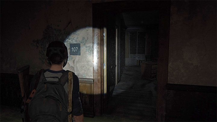 Musisz odnaleźć i zbadać pokój hotelowy 107 i dokonać tego zanim bohaterowie spotkają pierwszą grupę zainfekowanych - The Last of Us 2: W poszukiwaniu strun / Finding Strings sekrety, znajdźki - The Last of Us 2 - poradnik do gry