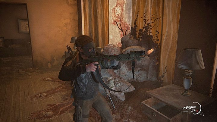 W ciemnym pomieszczeniu znajdują się zwłoki i obok nich leży miotacz ognia - The Last of Us 2: Jak odblokować miotacz ognia? - The Last of Us 2 - poradnik do gry