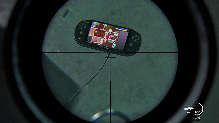 Po wyświetleniu filmu przerywnikowego PS Vita będzie leżała na ziemi i po tym jak przybliżysz kamerę ustalisz, że napotkana kobieta grała na tej konsoli w grę Hotline Miami - The Last of Us 2: Easter-eggi - rozdziały Ellie - The Last of Us 2 - poradnik do gry