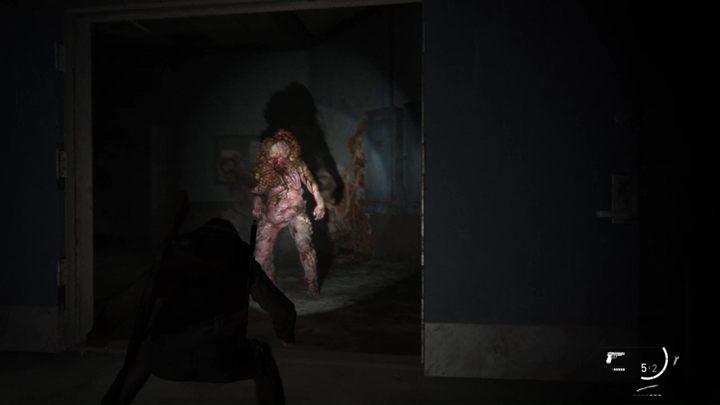 Idź dalej korytarzami, aż dotrzesz do żółtej bramki - przeskocz przez nią na dół - The Last of Us 2: Tunele - solucja, opis przejścia - The Last of Us 2 - poradnik do gry