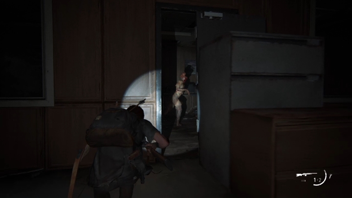 Skocz na rusztowanie po drugiej stronie i przejdź do otwartego okna - The Last of Us 2: W poszukiwaniu Nory - solucja, opis przejścia - The Last of Us 2 - poradnik do gry