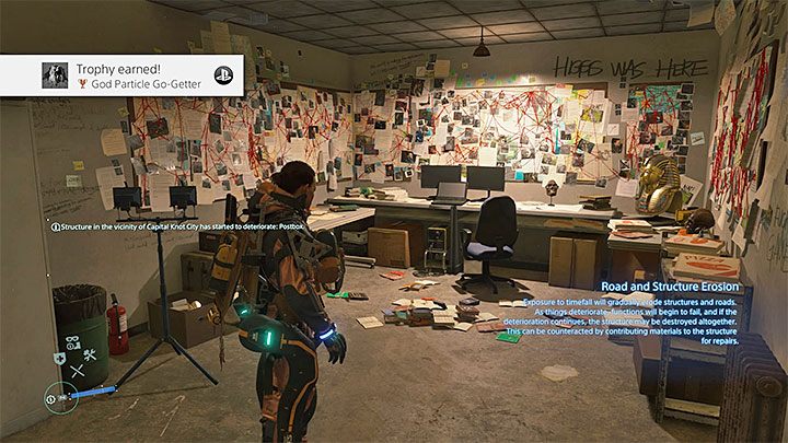 Wejdź do pomieszczenia z mnóstwem notatek rozwieszonych na ścianach - Trofeum Boska cząstka odnaleziona | Trofea i osiągnięcia w Death Stranding - Death Stranding - poradnik do gry