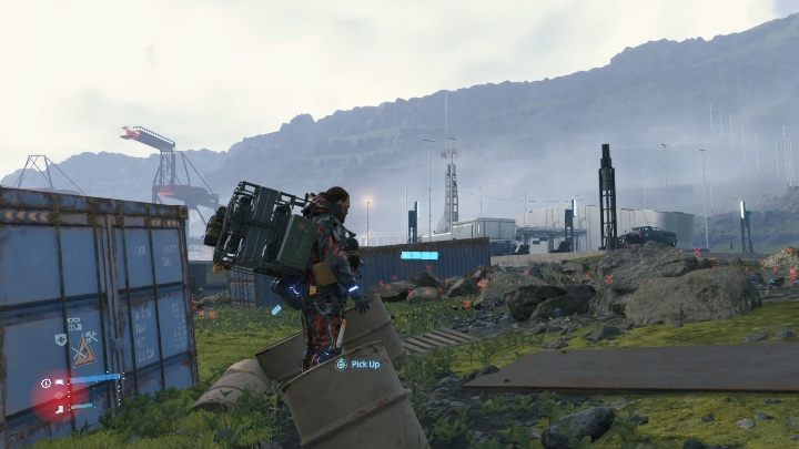 Przy niebieskim kontenerze, zaraz koło wody znajdziesz Death Stranding/Low Roar - Nośniki pamięci | Sekrety, znajdźki w Death Stranding - Death Stranding - poradnik do gry