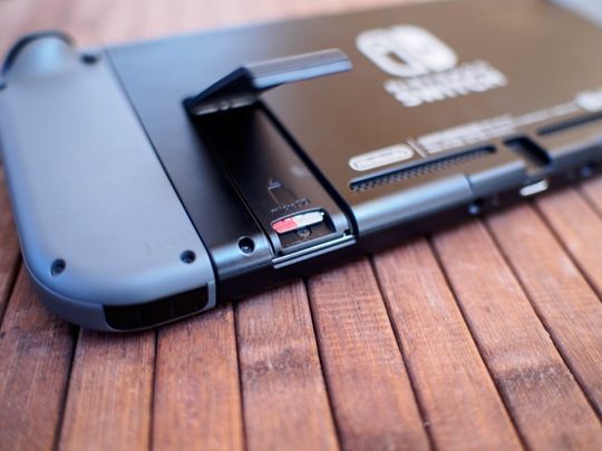 Jeśli chodzi o kartę SD to wejście na nią jest lepiej ukryte - Gdzie w konsoli Nintendo Switch jest wejście na kartę SD i gry? - Nintendo Switch - poradnik do konsoli