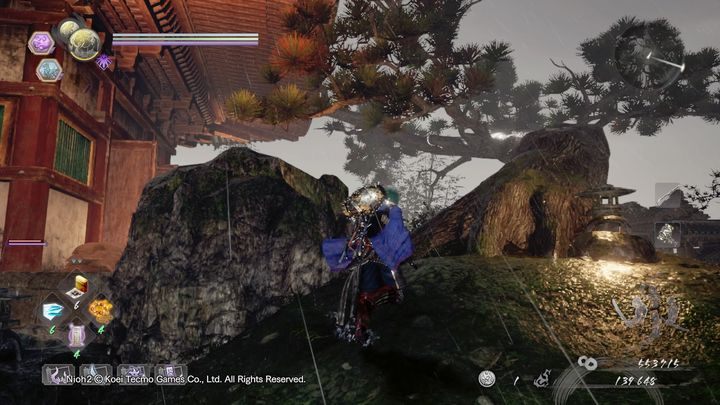 Wyjdź na zewnątrz i udaj się po obalonym pniu drzewa na górę, znajdziesz tam Sudama oraz skrzynię na samej górze - Nieokiełznana woda | Solucja NiOh 2 - NiOh 2 - poradnik do gry