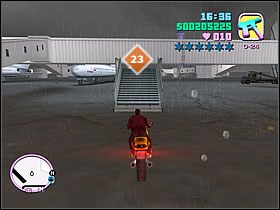 Teraz przyjrzyj się tunelom, przez które pasażerowie przechodzą z terminalu do samolotów - Numer 19-24 Unique Stunt Jumps - Grand Theft Auto: Vice City - poradnik do gry