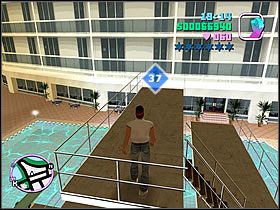 Kolejna paczka czeka przy tym samym hotelu, jednak tym razem koło basenu - Numer 36-40 Hidden Packages - Grand Theft Auto: Vice City - poradnik do gry