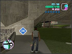 Przy moście biegnącym do drugiej części miasta, od strony hotelu, przy pierwszym z przęseł, zauważysz kolejną paczkę - Numer 36-40 Hidden Packages - Grand Theft Auto: Vice City - poradnik do gry