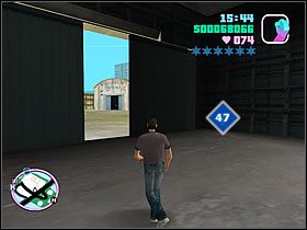 Dalej w tym samym kompleksie, zwiedź hangar najbliżej centralnej części wyspy - Numer 46-50 Hidden Packages - Grand Theft Auto: Vice City - poradnik do gry