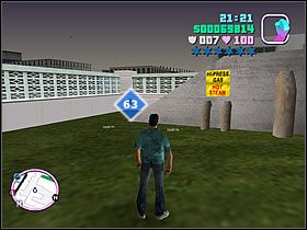 Wjedź na teren hotelu i podejdź do miejsca przy płocie, w którym znajduje się budynek służący za skocznie - Numer 61-65 Hidden Packages (2) - Grand Theft Auto: Vice City - poradnik do gry