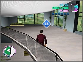W salonie samochodowym sprawdź drugie piętro - Numer 76-80 Hidden Packages - Grand Theft Auto: Vice City - poradnik do gry