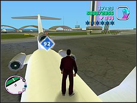 Nad jednym z samolotów stojących przy tunelu znajdziesz paczkę (to ten drugi z kolei od strony terminalu) - Numer 91-95 Hidden Packages - Grand Theft Auto: Vice City - poradnik do gry