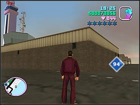 Przy hangarach, na krańcu lotniska znajdziesz budynek z wieżą - Numer 91-95 Hidden Packages - Grand Theft Auto: Vice City - poradnik do gry