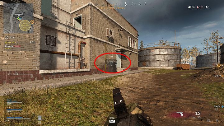 Na powyższym obrazku widać, że jeden z członków drużyny oznaczył karabin znajdujący się w budynku naprzeciwko - Warzone: Komunikacja - Call of Duty Warzone - poradnik do gry