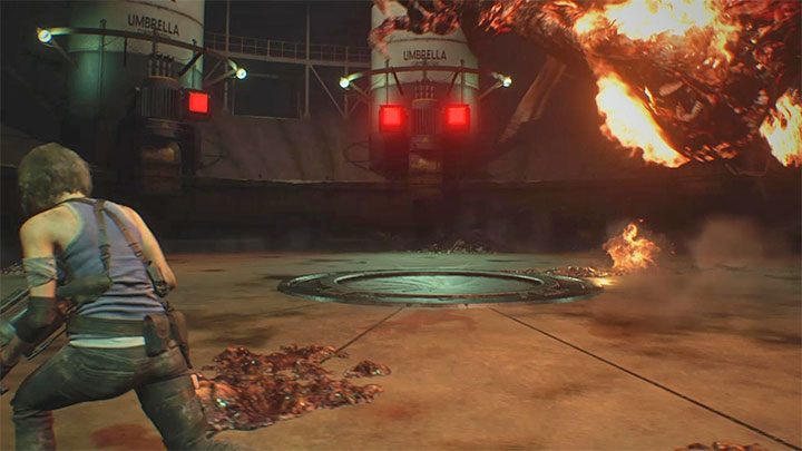 Tak samo jak w przypadku poprzedniego starcia przy wieży zegarowej Nemesis dąży do wyprowadzania ataków w walce wręcz - Resident Evil 3: Nemesis, Gniazdo 2 (NEST 2) - Resident Evil 3 - poradnik do gry