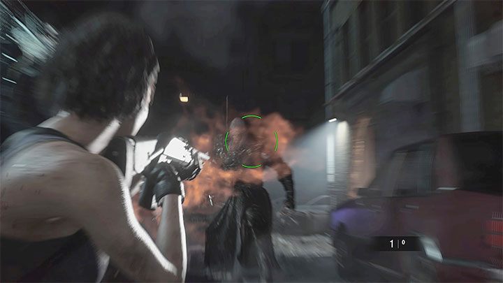 Do atakowania Nemesisa używaj jedynie silniejszych broni - przede wszystkim strzelby i granatnika (magnum można zdobyć dopiero w późnej fazie gry) - Resident Evil 3: Nemesis - główny antagonista - Resident Evil 3 - poradnik do gry