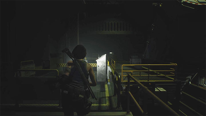 Kieruj się w stronę schodów - Resident Evil 3: Zagadka z odnalezieniem bezpieczników w magazynie - Resident Evil 3 - poradnik do gry