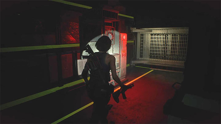 Po zejściu po drabinie ponownie przygotuj ciężki sprzęt - Jill zaatakuje Hunter - Resident Evil 3: Zagadka z odnalezieniem bezpieczników w magazynie - Resident Evil 3 - poradnik do gry