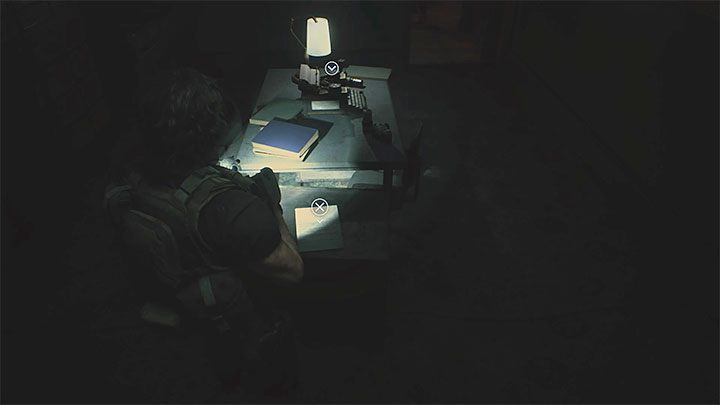 W pomieszczeniu Operations Room znajdziesz pierwszy granat błyskowy Flash Grenade - Resident Evil 3: Komisariat policji solucja, opis przejścia - Resident Evil 3 - poradnik do gry