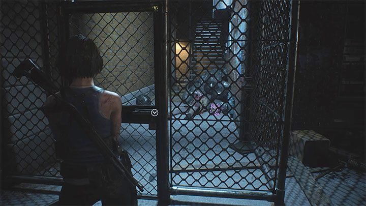 Z kluczem wróc się do mijanej bramki, która znajduje się na lewo od sklepu z bronią - Resident Evil 3: Śródmieście - trzecia wizyta solucja, opis przejścia - Resident Evil 3 - poradnik do gry