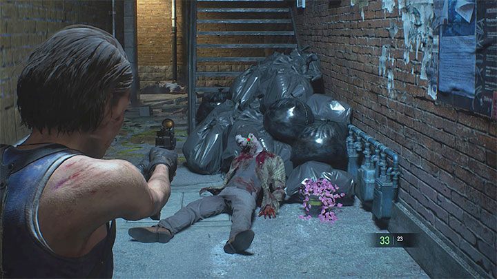 W niektórych lokacjach możesz spotykać śpiące zombiaki - mogą one zaatakować z zaskoczenia po tym jak dostatecznie się do nich zbliżysz - Resident Evil 3: Porady na start - Resident Evil 3 - poradnik do gry