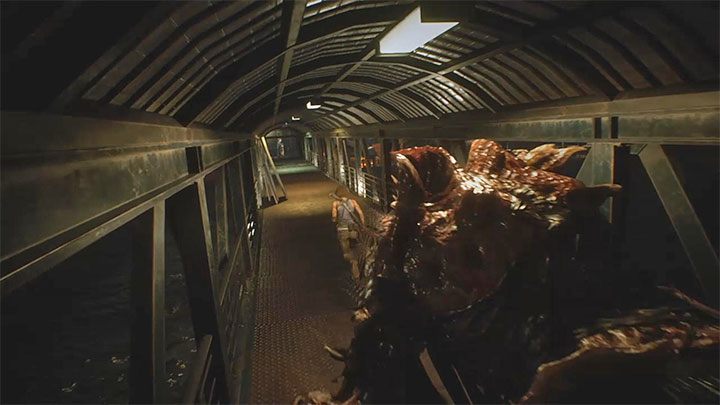 Starcie musisz rozpocząć od zaliczenia jedynie częściowo interaktywnej sceny - Resident Evil 3: Nemesis, Plac przy wieży zegarowej - Resident Evil 3 - poradnik do gry