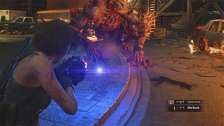 Do atakowania Nemesisa możesz używać wszystkich posiadanych broni, ale najbardziej sprawdzą się granatnik i strzelba - Resident Evil 3: Nemesis, Plac przy wieży zegarowej - Resident Evil 3 - poradnik do gry