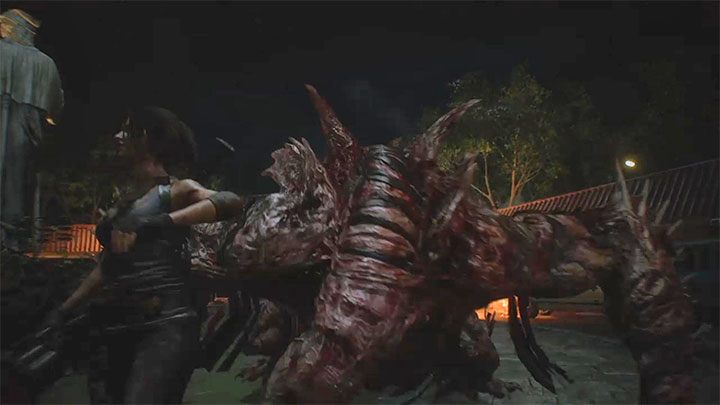 Musisz się pilnować, bo Nemesis po zakończeniu biegu wykona daleki skok z dachu jednego z budynków - Resident Evil 3: Nemesis, Plac przy wieży zegarowej - Resident Evil 3 - poradnik do gry