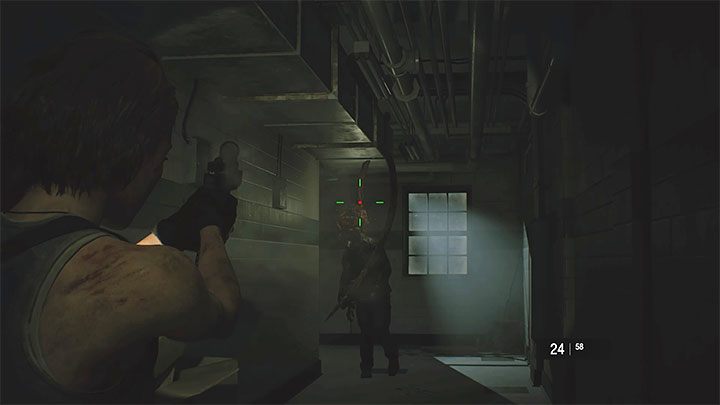 Uważaj po wyjściu z pomieszczenia gdzie rozwiązywałeś zagadkę z podłączeniem metra do sieci, bo po raz pierwszy spotkasz zombiaka z pasożytem na głowie - Resident Evil 3: Śródmieście - druga wizyta solucja, opis przejścia - Resident Evil 3 - poradnik do gry