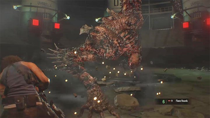 Tak samo jak w przypadku poprzedniego starcia przy wieży zegarowej Nemesis dąży do wyprowadzania ataków w walce wręcz - Resident Evil 3: Finał, Nemesis solucja, opis przejścia - Resident Evil 3 - poradnik do gry