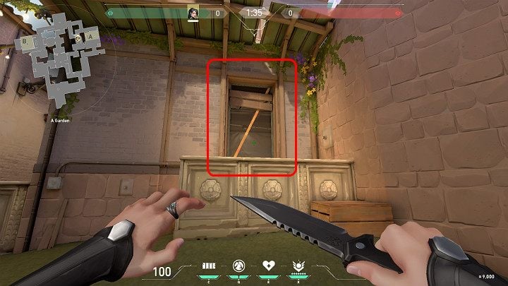 Na powyższym obrazku widać postać, która stoi przed podwyższeniem prowadzącym do dobrze zamaskowanego okna - Valorant: Ascent - mapa, callouts dla obrońców i atakujących - Valorant - poradnik do gry