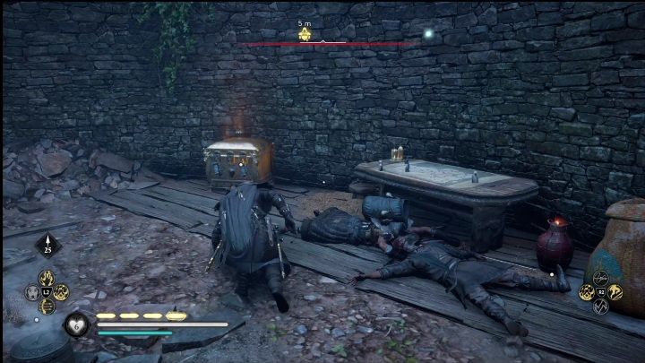 Koło skrzyni stoi dwóch przeciwników - AC Valhalla Crossover Stories: Wyposażenie - Isle of Skye, wszystkie lokacje - Assassins Creed Valhalla - poradnik do gry