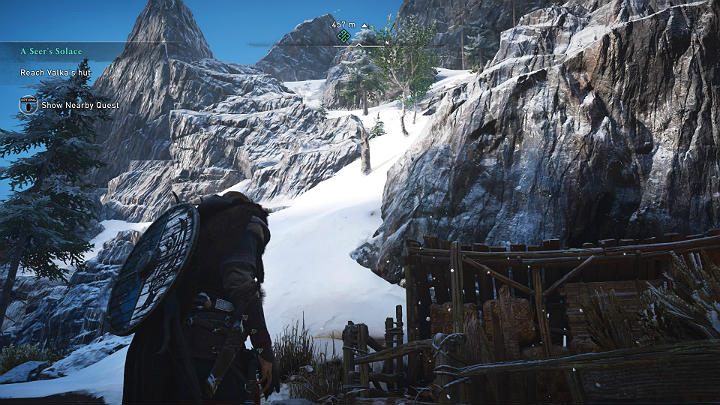 Do chaty Valki możesz dotrzeć na wiele sposobów, a jedna z dróg prowadzi przez zaśnieżone wzgórze - Assassins Creed Valhalla: Pomoc wyroczni/A Seers Solace - solucja - Assassins Creed Valhalla - poradnik do gry