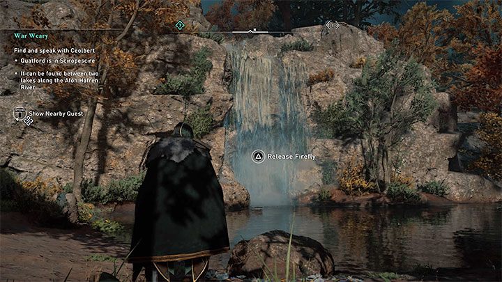 Świetlika możesz wypuścić w pokazanym na obrazku miejscu w Kruczej Przystani - są to okolice wodospadu i chatki Valki na tyłach głównego budynku osady - Assassins Creed Valhalla: Od razu jaśniej - jak zdobyć trofeum? - Assassins Creed Valhalla - poradnik do gry