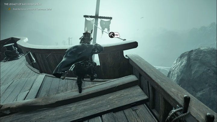 Wskoczcie na pokład dużego statku, przejdźcie do jego najwyższego punktu w przedniej części i przeskoczcie na pokazaną na obrazku rozwieszoną linę - Ghost of Tsushima Iki Island: Dziedzictwo Kazumasy Sakaia - opis przejścia - Ghost of Tsushima - poradnik do gry