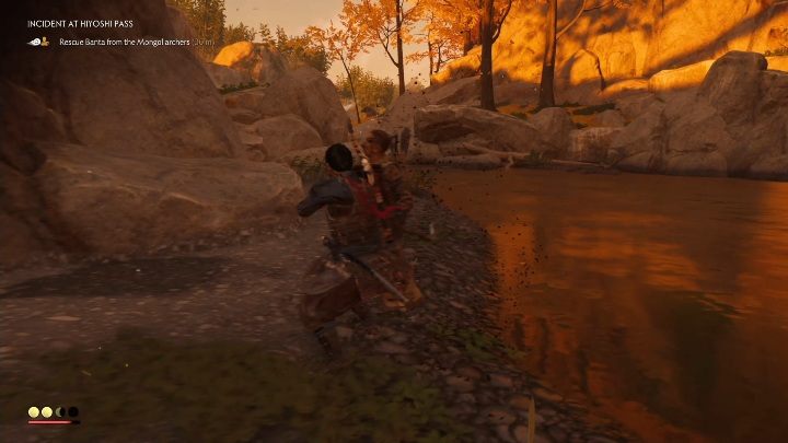 Pojedynczy przeciwnicy stoją nad samą rzeką - Ghost of Tsushima: Incydent w Wąwozie Hiyoshi (Incident at Hiyoshi Pass) solucja - Ghost of Tsushima - poradnik do gry