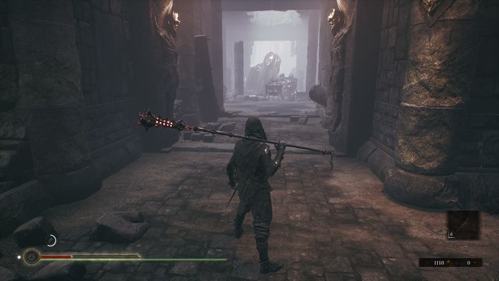 Przed tobą znajduje się hol, na jego końcu zauważysz kocioł, a w nim przeciwnika, który atakuje dystansowymi atakami, zwykle 2 razy - Mortal Shell: Shrine of Ash solucja, opis przejścia - Mortal Shell - poradnik do gry