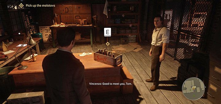 Vincenzo przebywa na piętrze jednego z sąsiednich budynków i dla przypomnienia zaopatruje on gangsterów w sprzęt - Mafia Definitive Edition: Imprezka u Mołotowa - solucja - Mafia 1 Definitive Edition - poradnik, solucja