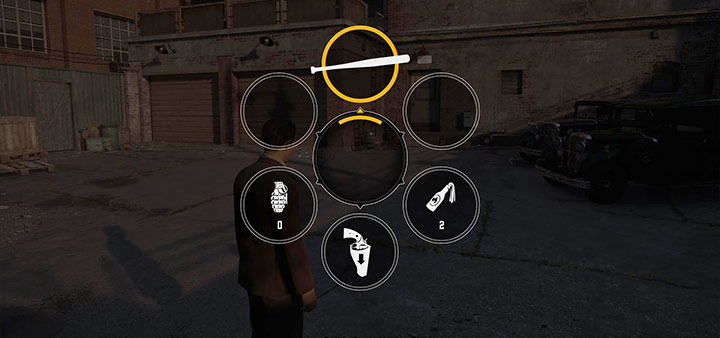 Przytrzymaj przycisk wywołania rozwijanego menu z przedmiotami z inwentarza - Mafia Definitive Edition: Imprezka u Mołotowa - solucja - Mafia 1 Definitive Edition - poradnik, solucja