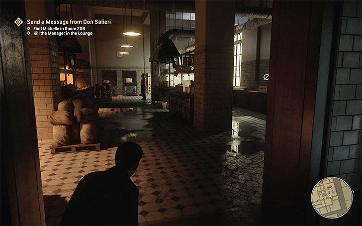 Kierownik hotelu przebywa w holu Lounge na parterze budynku - jest to jedno z bardziej oddalonych pomieszczeń po lewej stronie - Mafia Definitive Edition: Święty i grzesznik - solucja - Mafia 1 Definitive Edition - poradnik, solucja