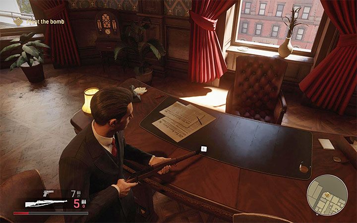 Zacznij od zbadania interaktywnych obszarów zaznaczonych na mini-mapie - Tommy musi zabrać gotówkę oraz obejrzeć dwa dokumenty - Mafia Definitive Edition: Święty i grzesznik - solucja - Mafia 1 Definitive Edition - poradnik, solucja