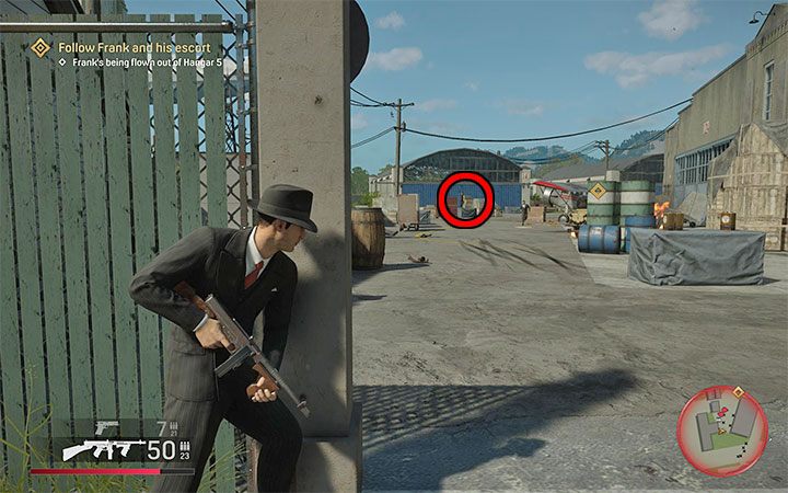W dalszej fazie bitwy najlepiej jest przejść przez lewy budynek, przed którym znajdziesz granaty i amunicję - Mafia Definitive Edition: Omerta - solucja - Mafia 1 Definitive Edition - poradnik, solucja