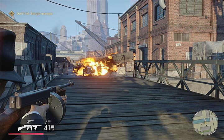 Po zbliżeniu się do mostu pojawia się doskonała okazja do trafienia w beczki i wysadzenia pojazdów - Mafia Definitive Edition: Ty szczęściarzu - solucja - Mafia 1 Definitive Edition - poradnik, solucja