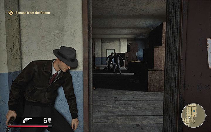 Okoliczne korytarze powinno patrolować jeszcze 2 innych policjantów, aczkolwiek pozbycie się ich (po cichu lub w otwartych konfrontacjach) jest opcjonalne - Mafia Definitive Edition: Kampania wyborcza - solucja - Mafia 1 Definitive Edition - poradnik, solucja