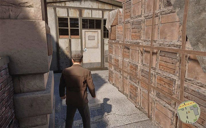 Docelowo musisz dotrzeć do pokazanych na obrazku tylnych drzwi garażu, które należy wyważyć kopniakiem - Mafia Definitive Edition: Manta Prototyper - ukryty samochód, gdzie znaleźć - Mafia 1 Definitive Edition - poradnik, solucja