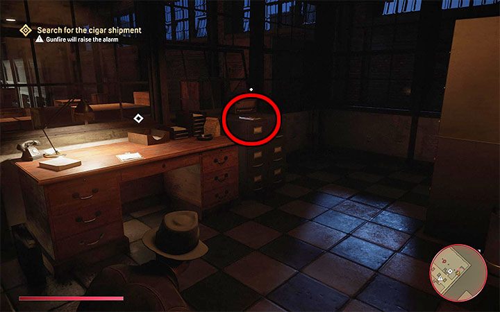 Na potrzeby dotarcia do sekretu musisz najpierw przekraść się do pokazanego na obrazku 1 ostatniego magazynu, w którym przeszukuje się skrzynie w poszukiwaniu cygar - Mafia Definitive Edition: Magazyny Super Science Stories - sekret, znajdźka - Mafia 1 Definitive Edition - poradnik, solucja