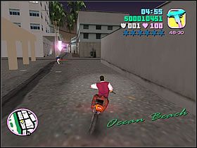 Zeskocz szybko ze schodów i biegnij w stronę motocykla, na którego wskazuje strzałka - Guardian Angels Colonel Cortez - Grand Theft Auto: Vice City - poradnik do gry