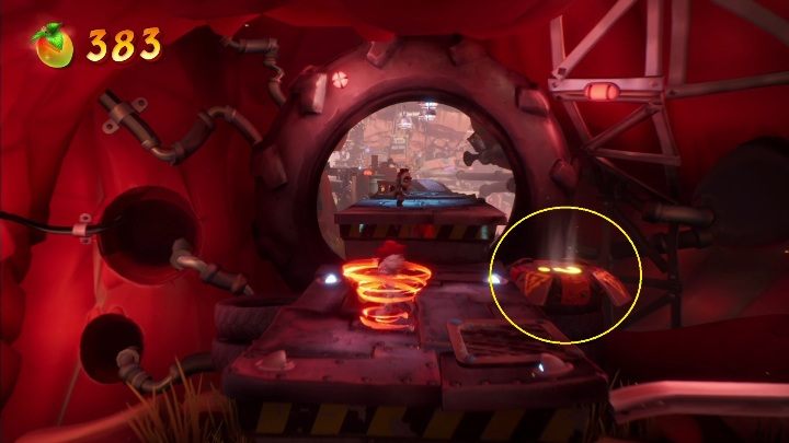 Wejście na sekretny poziom znajdziesz, gdy zsuniesz się z drugiej poręczy - Crash 4: Niezły Młyn solucja, opis przejścia - Crash Bandicoot 4 - poradnik, solucja